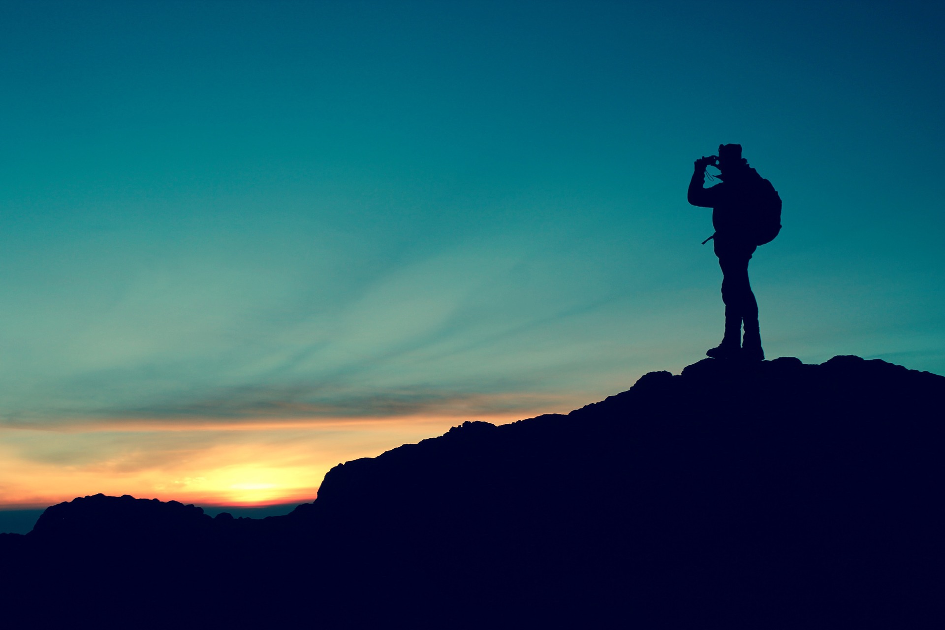 hiker-984083_1920.jpg